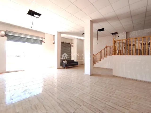 SE VENDE O ALQUILA CON OPCIÓN COMPRA LOCAL COMERCIAL CON AMPLIA TERRAZA EN ASPE. — 11