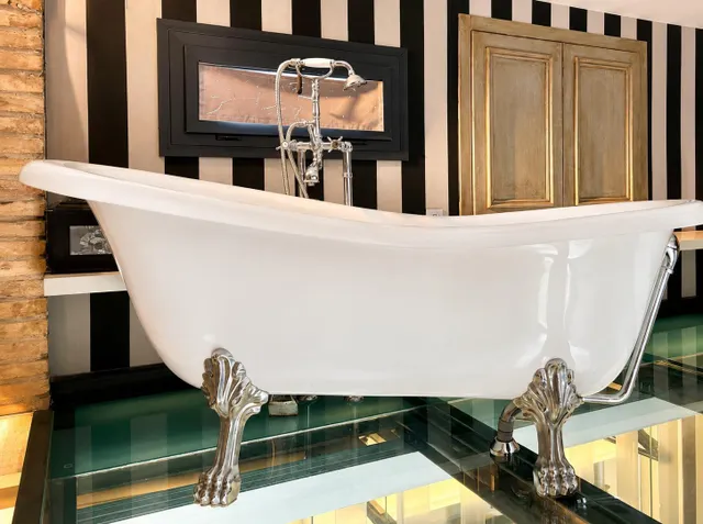 Piso único en Ruzafa con suite, bañera y techos altos. — 9