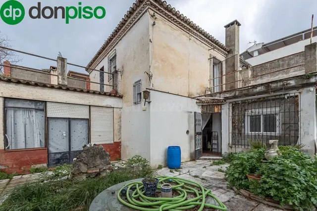 Casa con Parcela a Reformar en Granada