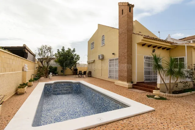 Chalet independiente a la venta en Playa Flamenca - foto 5