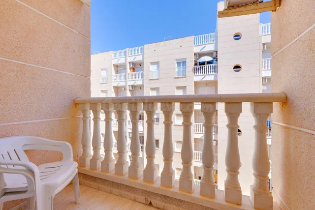 Apartamento de 2 dormitorios con piscina comunitaria en Torrevieja — 2
