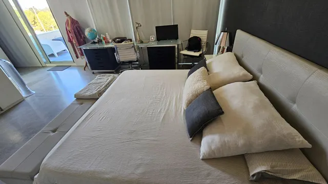 EXCLUSIVA PROPIEDAD CON PISCINA, ASCENSOR Y GRAN GARAJE EN CULLEREDO — 50