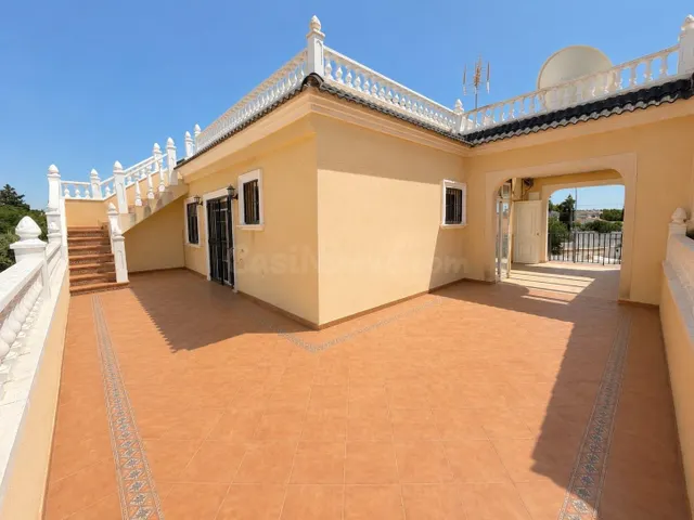 Villa independiente con piscina privada y 6 dormitorios junto a la Laguna Rosa de Torrevieja — 46