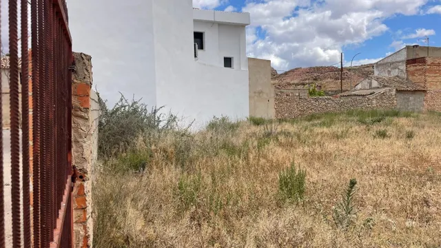 Terreno urbano en venta en Fuentealbilla, Albacete - foto 3