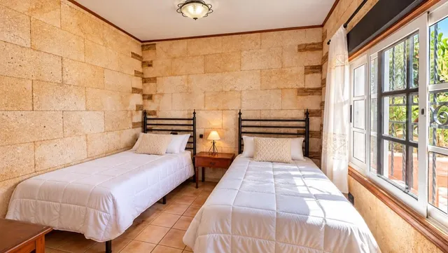 Finca exclusiva en Vilaflor · 2 viviendas, viñedo, bodega y piscina — 12