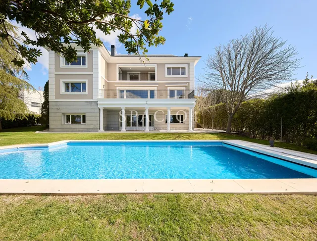 Villa de Lujo en Urbanización cerrada — 15