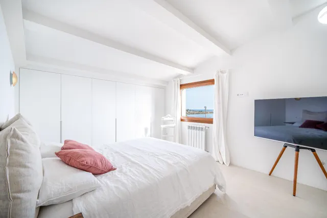 Casa con piscina en primera línea de mar en Cala Gamba — 14