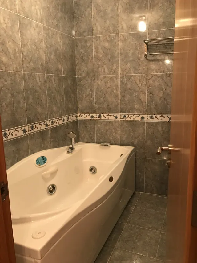Se vende amplio piso en el centro, cocina, salón, 3 hab., 3 baños, trastero y garaje. Para entrar . — 14