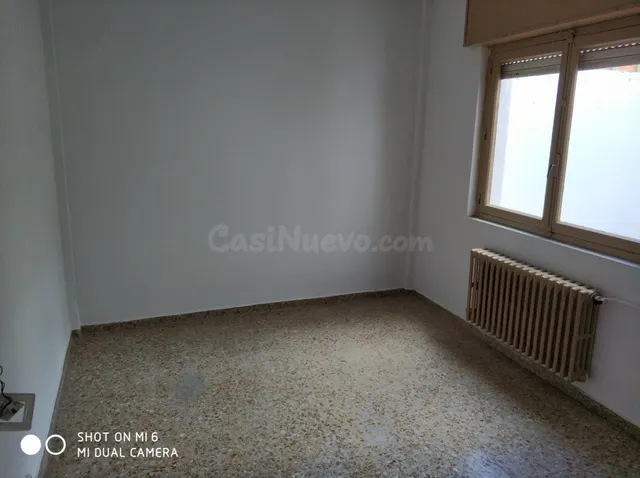 SE VENDE PISO EN EL CENTRO, 3 HAB., SALÓN, COCINA, BAÑO, TRA - foto 3