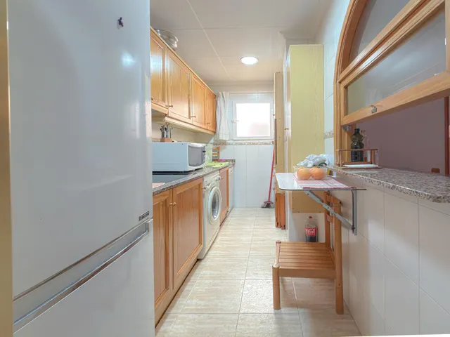 Centro! Estupendo apartamento con 2 dormitorios y 2 baños + Terraza con vistas laterales al mar + Piscina comunitaria — 9