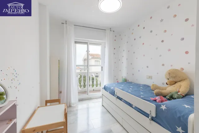 Casa independiente con piscina en La Zubia. — 27