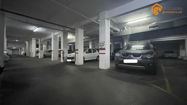 PLAZA DE PARKING PARA COCHE PEQUEÑO O 2 MOTOS - foto 2
