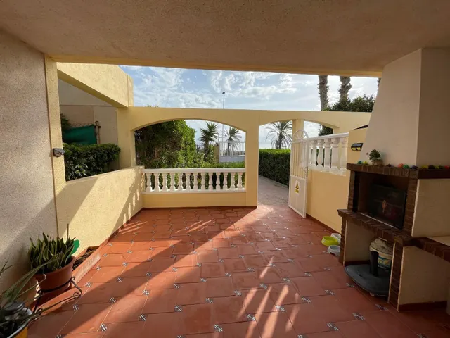 CHALET EN PRIMERA LÍNEA — 24