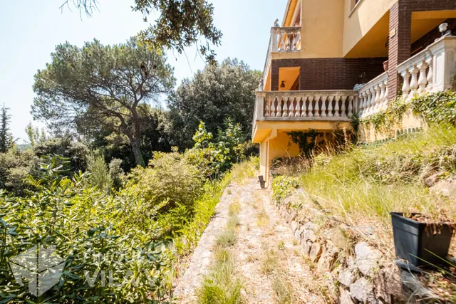 Casa con gran jardín en la naturaleza — 42