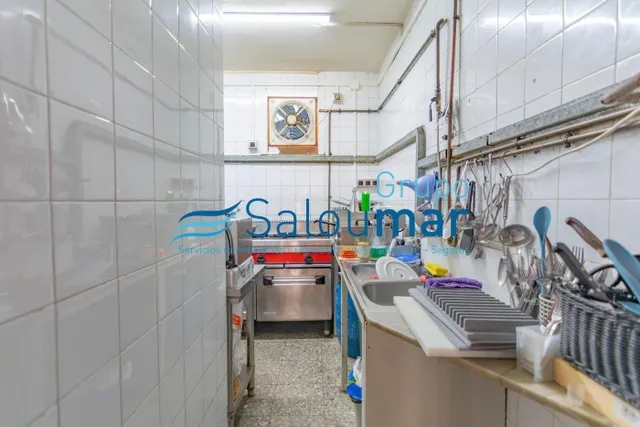 BAR DELANTE DE LA TORRE VELLA DE SALOU — 13