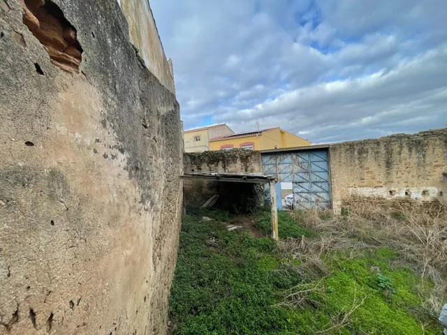 CASA PARA REFORMAR CON GRAN PATIO EN ARROYO DE LA LUZ - foto 3