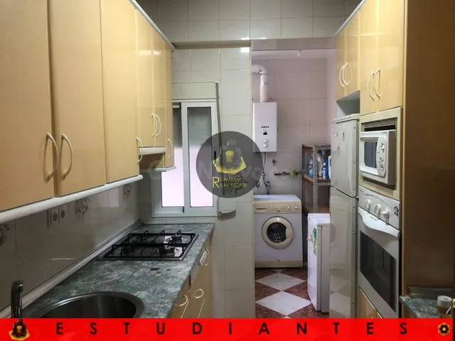 EST/ Piso amueblado para ESTUDIANTES con TRES dormitorios en - foto 3