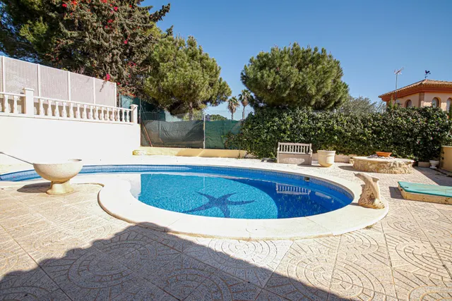 Villa de 4 dormitorios, 3 baños, piscina y jardín en dehesa de campo amor (orihuela costa) — 46