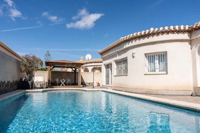 CHALET EN PLANTA BAJA CON 3 DORMITORIOS, GARAJE Y PISCINA EN - foto 4