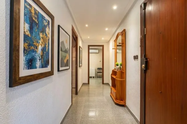 3º sin ascensor, de 3 habitaciones, 1 baño y balcón — 23