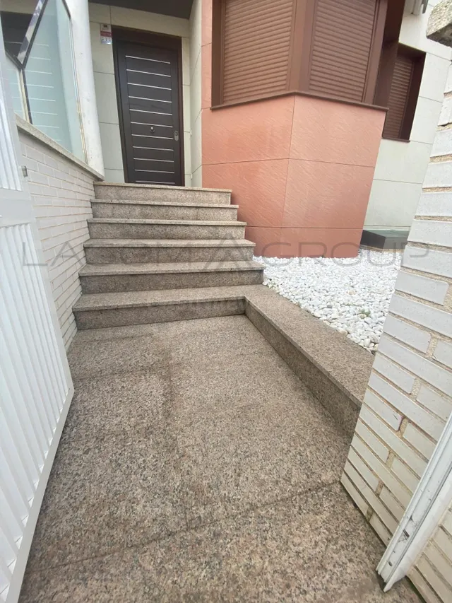 EXCLUSIVA CASA CON ASCENSOR, JARDÍN Y GARAJE PARA 4 COCHES E - foto 4