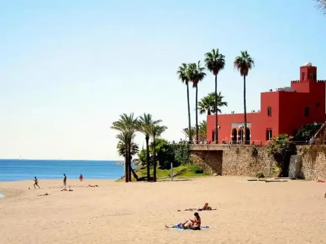 OPORTUNIDAD EN BENALBEACH — 36