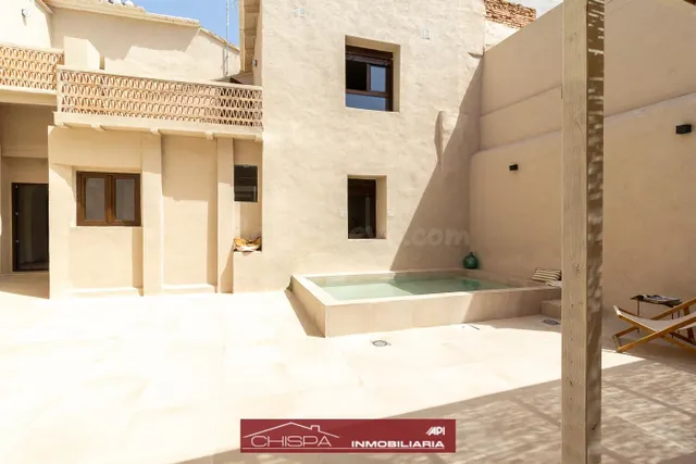 Casa de pueblo reformada con piscina y amplias terrazas en N - foto 2
