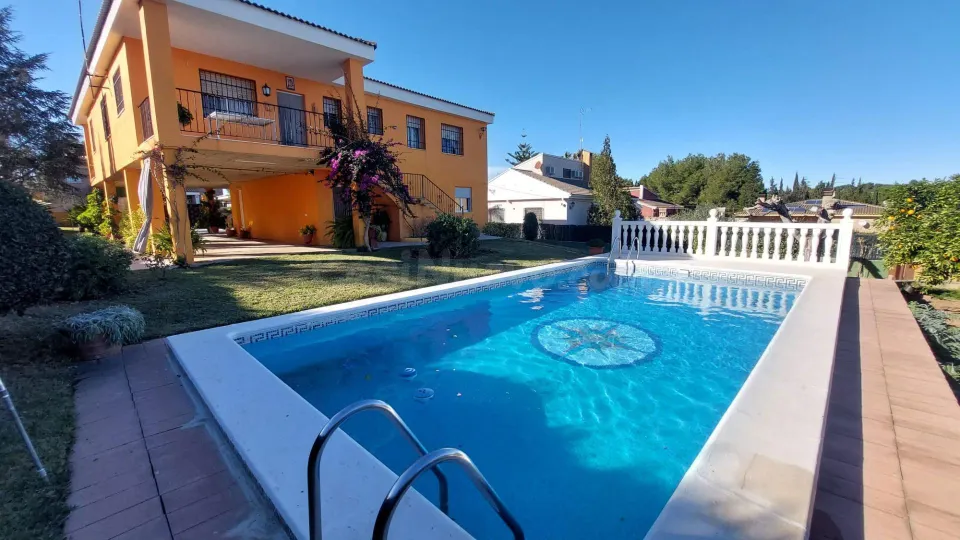 MARAVILLOSO CHALET URBANO CON 3 HAB.  PISCINA  "345.000€"