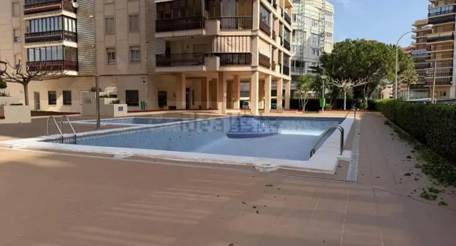 Apartamento en Benicàssim de tres dormitorios y piscina en B - foto 3