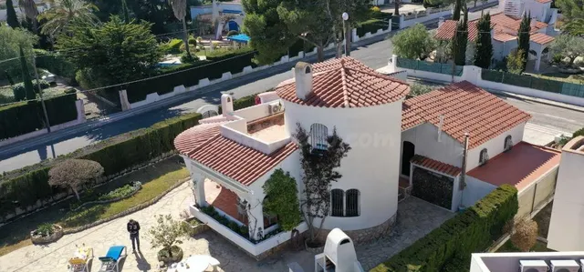 Único y exclusivo gran chalet de 174 M2, en primera línea de - foto 3