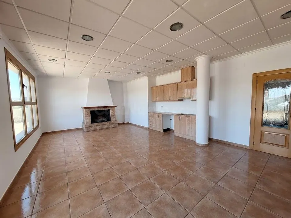 Casa familiar en el centro de Pinoso con gran garaje y potencial de negocio | ¡Solo 780 €/m2!