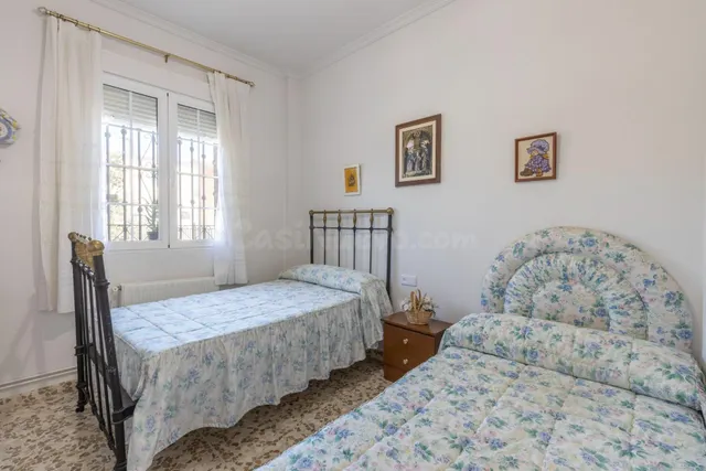 Casa en planta baja con cuatro naves y local — 24