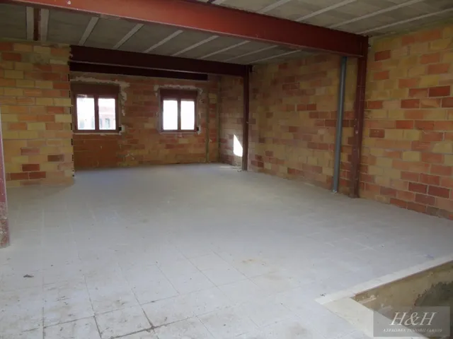Se alquila escaleta para uso comercial en Jorge Juan. /HH Asesores, Inmobiliaria en Burjassot/. — 2