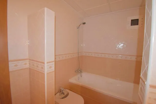 Amplio piso SE VENDE en Torrevieja – 3 habitaciones, terraza y garaje incluido — 31