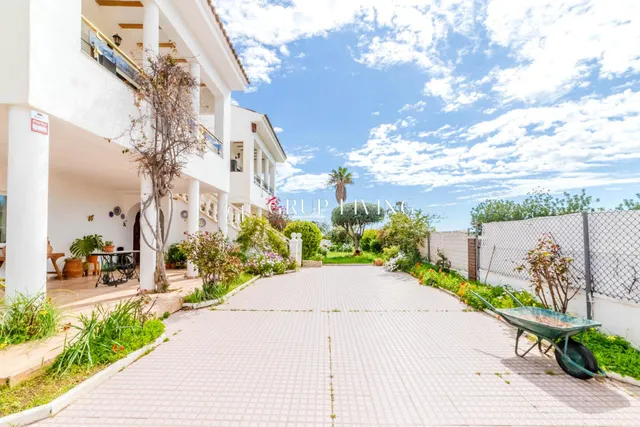 ELEGANTE CASA ESQUINERA DE ESTILO INGLÉS CON VISTAS AL MAR — 46