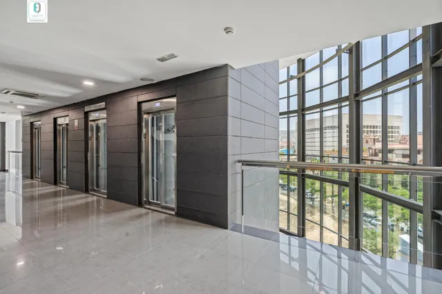Amplia y luminosa oficina en el emblemático y exclusivo edificio forum — 10