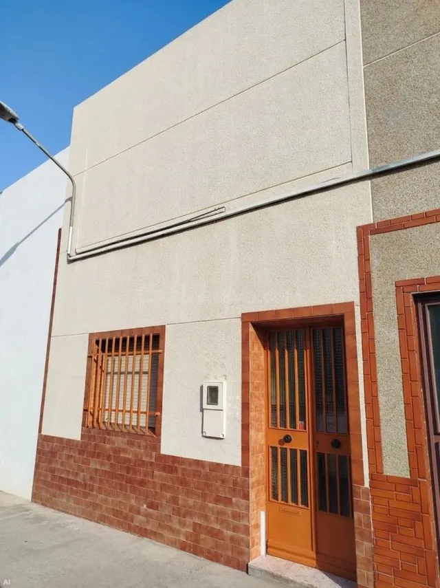 Casa Reformada en Montijo: Luminosa, con Placas Solares, Patio y Nave-Taller — 2