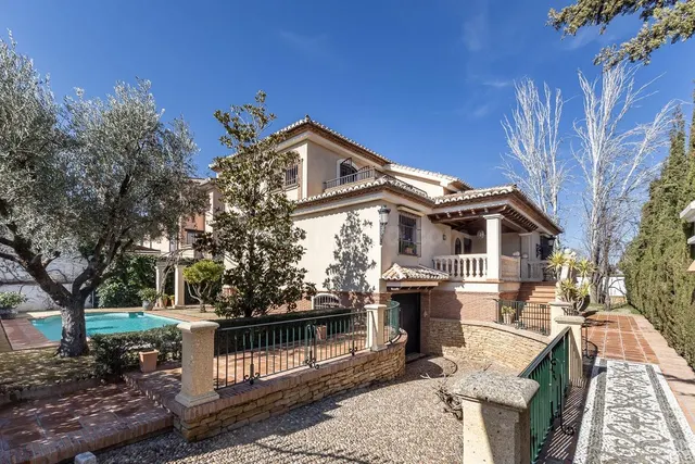 INCREÍBLE CHALET INDEPENDIENTE EN ZONA PRIVILEGIADA — 2