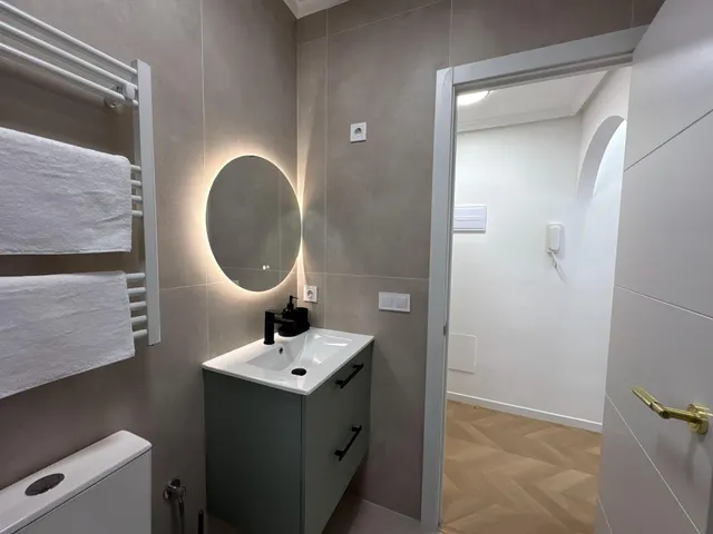 Apartamento céntrico, luminoso, y elegantemente reformado (1.ª planta). Balcón con orientación este, piscina comunitaria y a solo 800 m de Playa del Cura. — 24