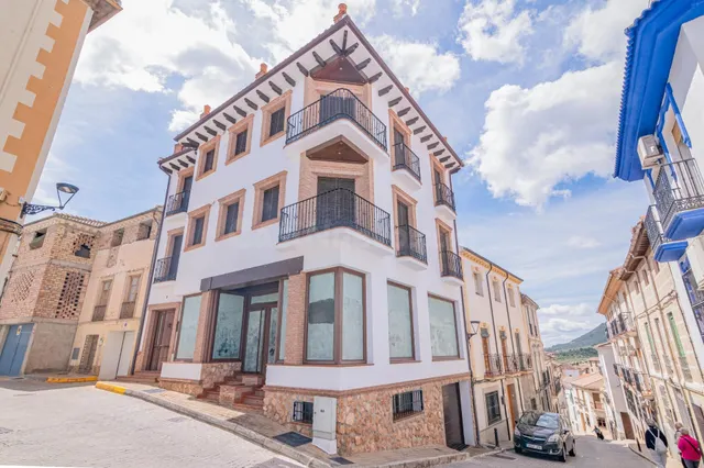VENTA DEL EDIFICIO MAS BONITO EN EL CENTRO DE ILLORA JUNTO A