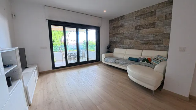 Amplio apartamento de esquina en planta baja con parcela y estudio exterior — 13