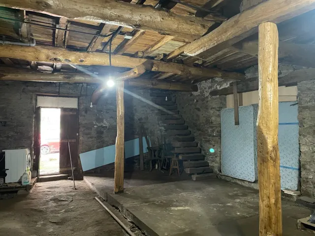 SE VENDE CASA EN CORULLÓN — 33