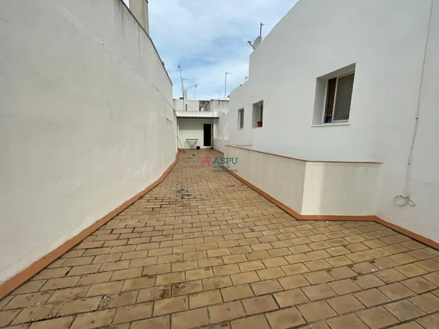 FINCA INDEPENDIENTE JUNTO AL AYUNTAMIENTO — 18