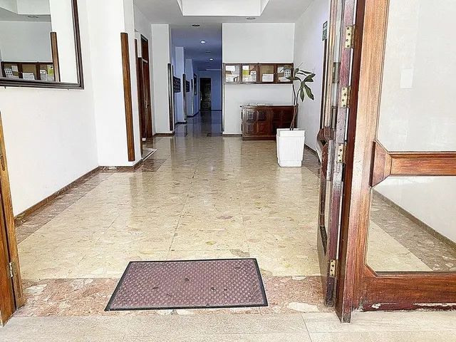 Se alquila amplio local en 1ª planta Mesa y López — 18