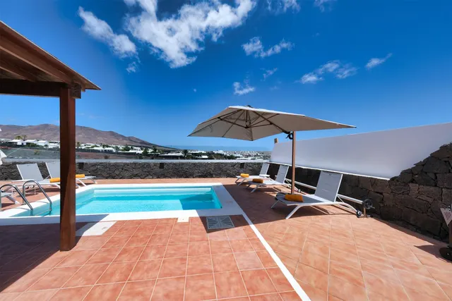Villa con piscina y vistas despejadas a hacia el paisaje volcanico — 5