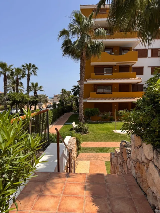 Apartamento con piscina comunitaria, Alicante, Torrevieja. 2 habitaciones, 80 m2, 500 metros del mar — 50