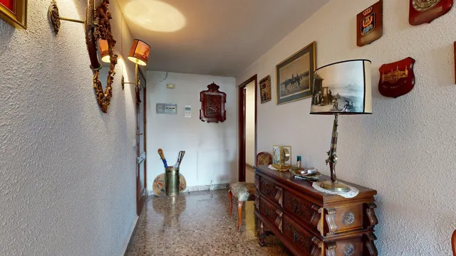 Amplia Vivienda en Avenida César Augusto con Garaje — 6