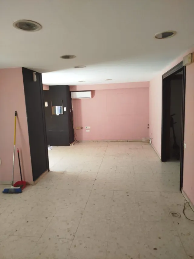 Se alquila local ideal para consulta u oficinas  entre el Hospital Puerta Del Mar y Paseo Maritimo. — 4