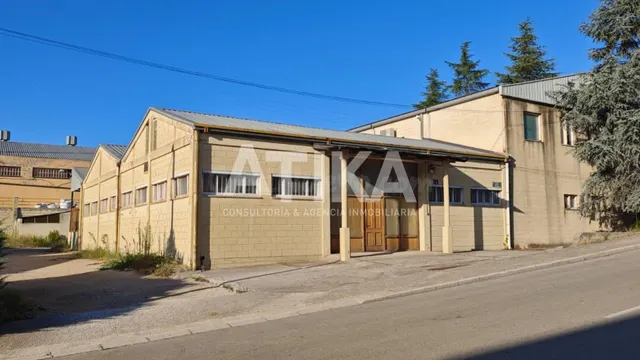 NAVE INDUSTRIAL EN ALQUILER CON AMPLIA PARCELA Y EXCELENTES 