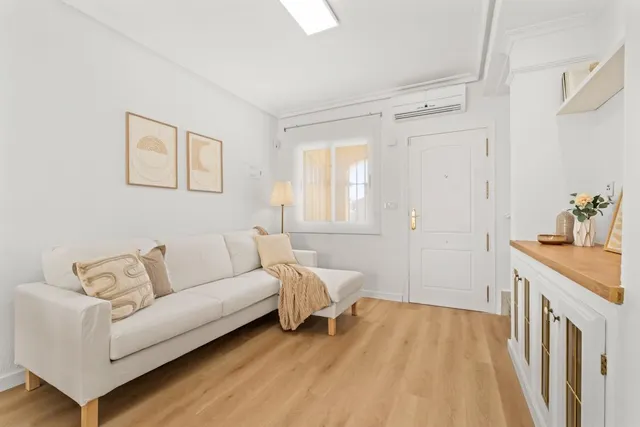 Encantadora vivienda reformada con terrazas, patio privado y piscina comunitaria — 40